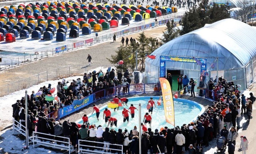 송어-맨손잡기-체험을-하고-있는-사진입니다.