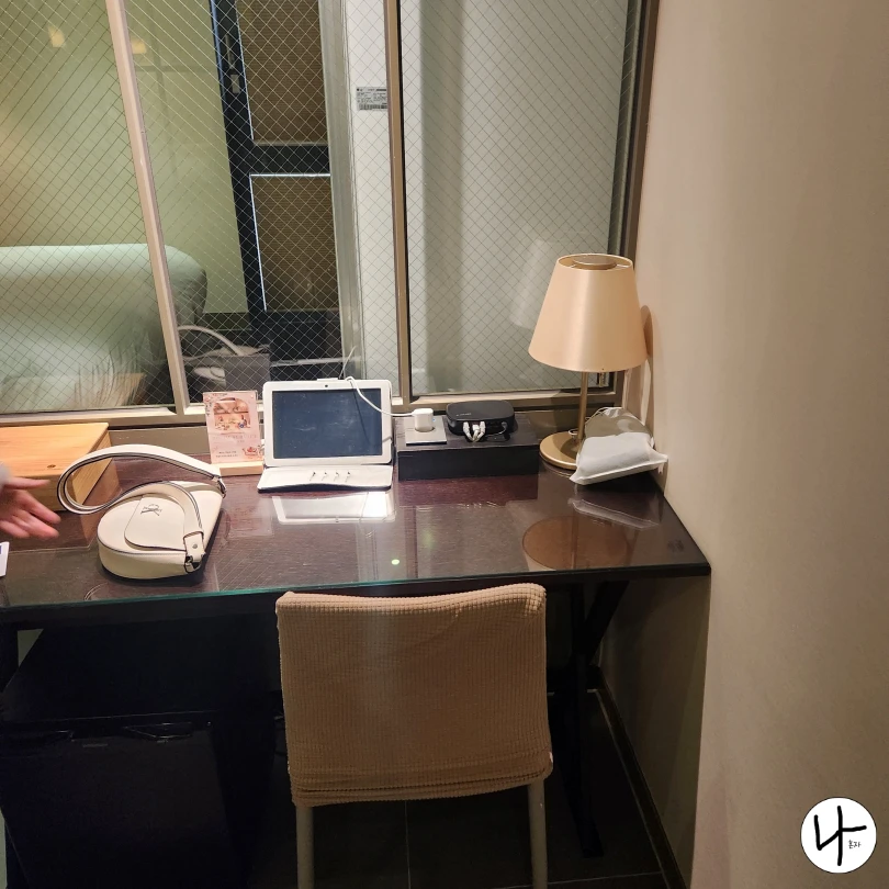 책상-위-테블릿-pc