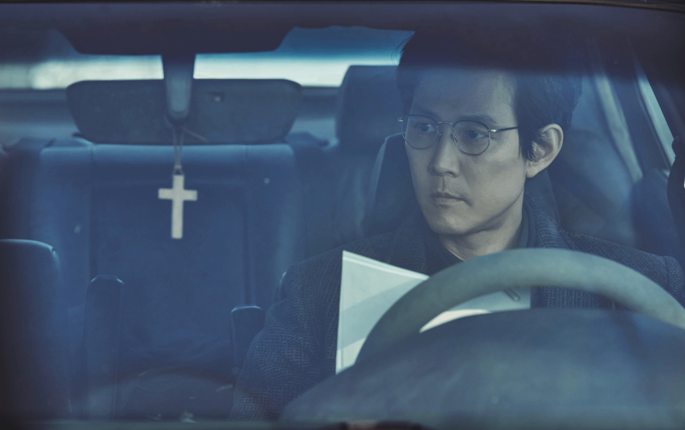 십자가-모양을-바라보는-남자