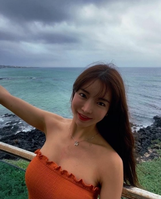 안신애 프로는 맥심 표지모델까지 한 연예인급 골프스타이다. 워낙 유명해서 실력은 별로일 것이라고 생각하기 쉽지만 1부 투어에서 3번이나 우승한 찐프로급 선수다.