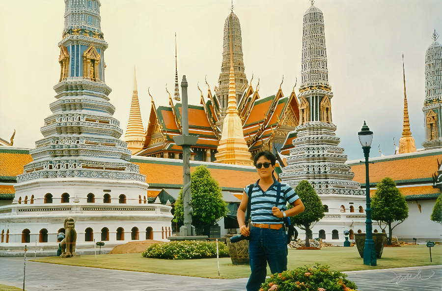방콕의 대표 사찰 왓 프라깨우 에메랄드 사원(왕궁)과 더운 날씨인 데도 긴바지를 입은 필자