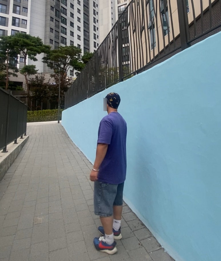 데일리룩('26. 9. 19.)맥우드건 마굿간 옐로우페인팅 비니, 스탠다드에러 피그먼트 티셔츠, 디미트리블랙 버뮤다 데님팬츠, 나이키 삭스, 나이키 문레이서, 케이엔드 터키석팔찌