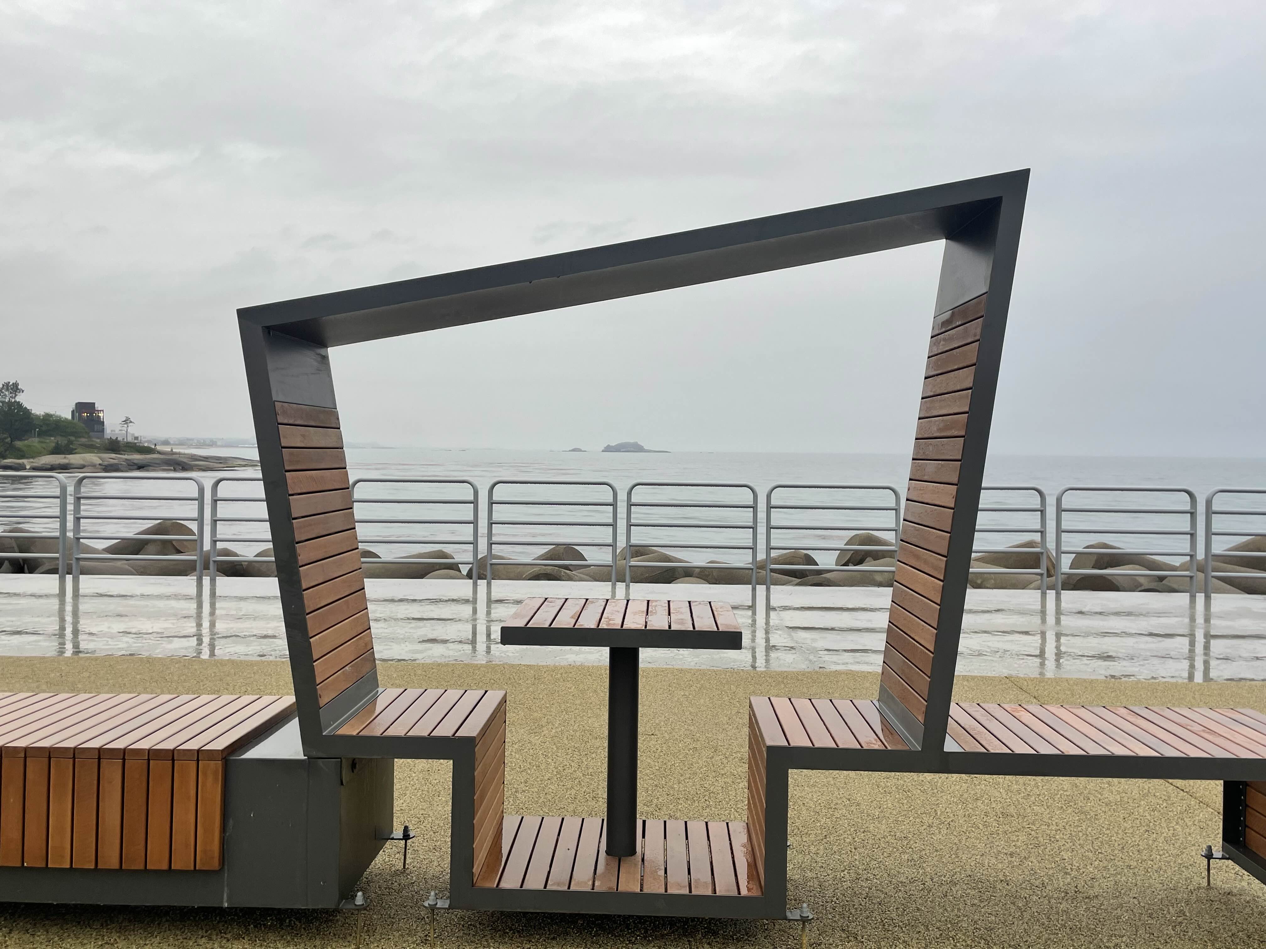 의자 너머로 보이는 바다