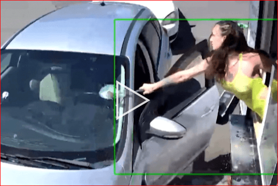 진상손님 대처법 손님이 커피 던지자 카페 주인은 망치로 응징