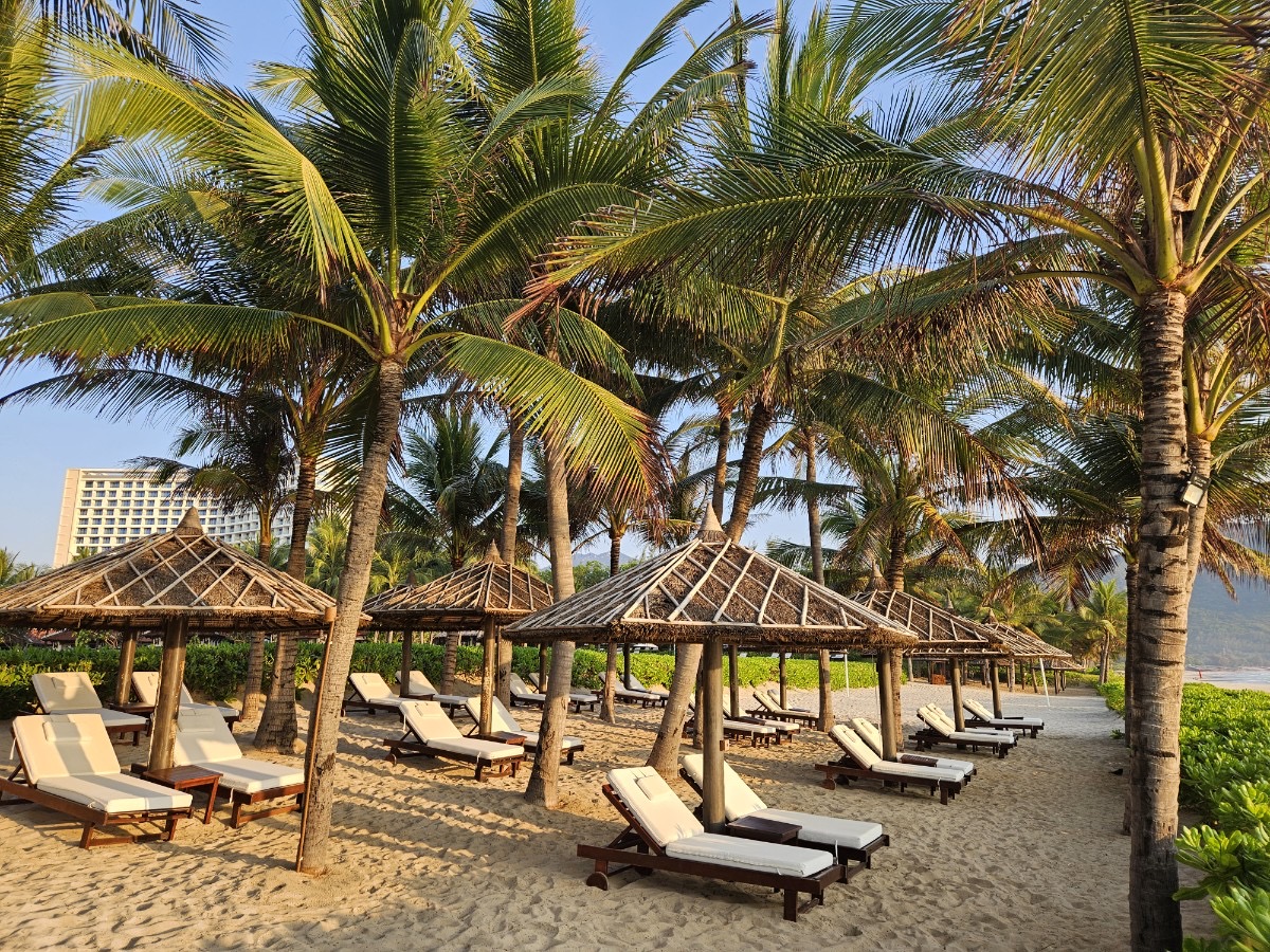 나트랑-더아남-리조트-프라이빗-비치-썬베드