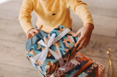 생일 선물 상자를 확인 하는 소년