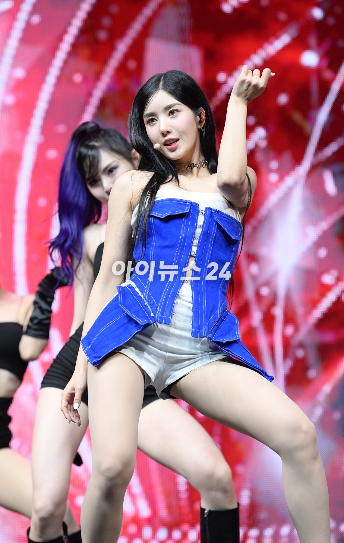 가수 권은비가 2일 오후 서울 용산구 블루스퀘어에서 진행된 첫 번째 싱글앨범 '더 플래시(The Flash)' 발매 기념 쇼케이스에서 타이틀곡 '더 플래시' 무대를 선보이고 있다. [사진=정소희 기자]