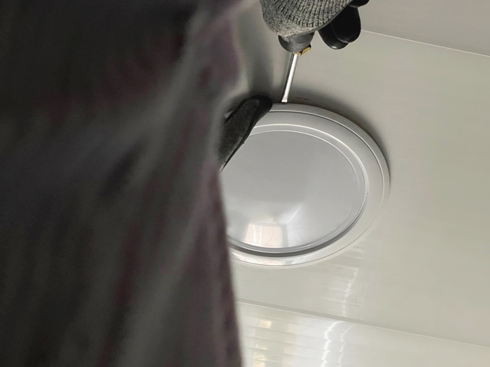 화장실-매립등-탈거장면