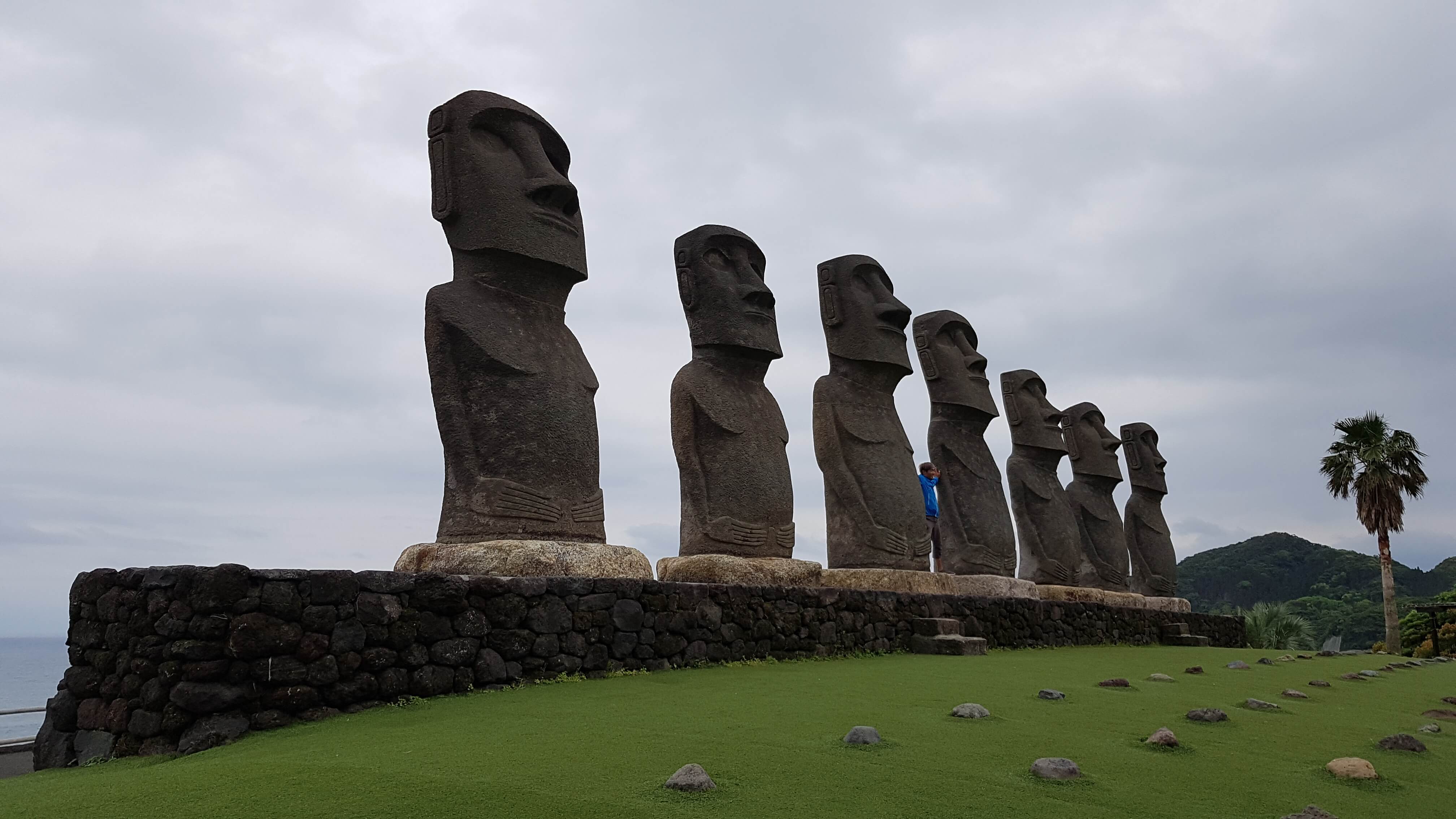선멧세 니치난 공원 모아이 석상