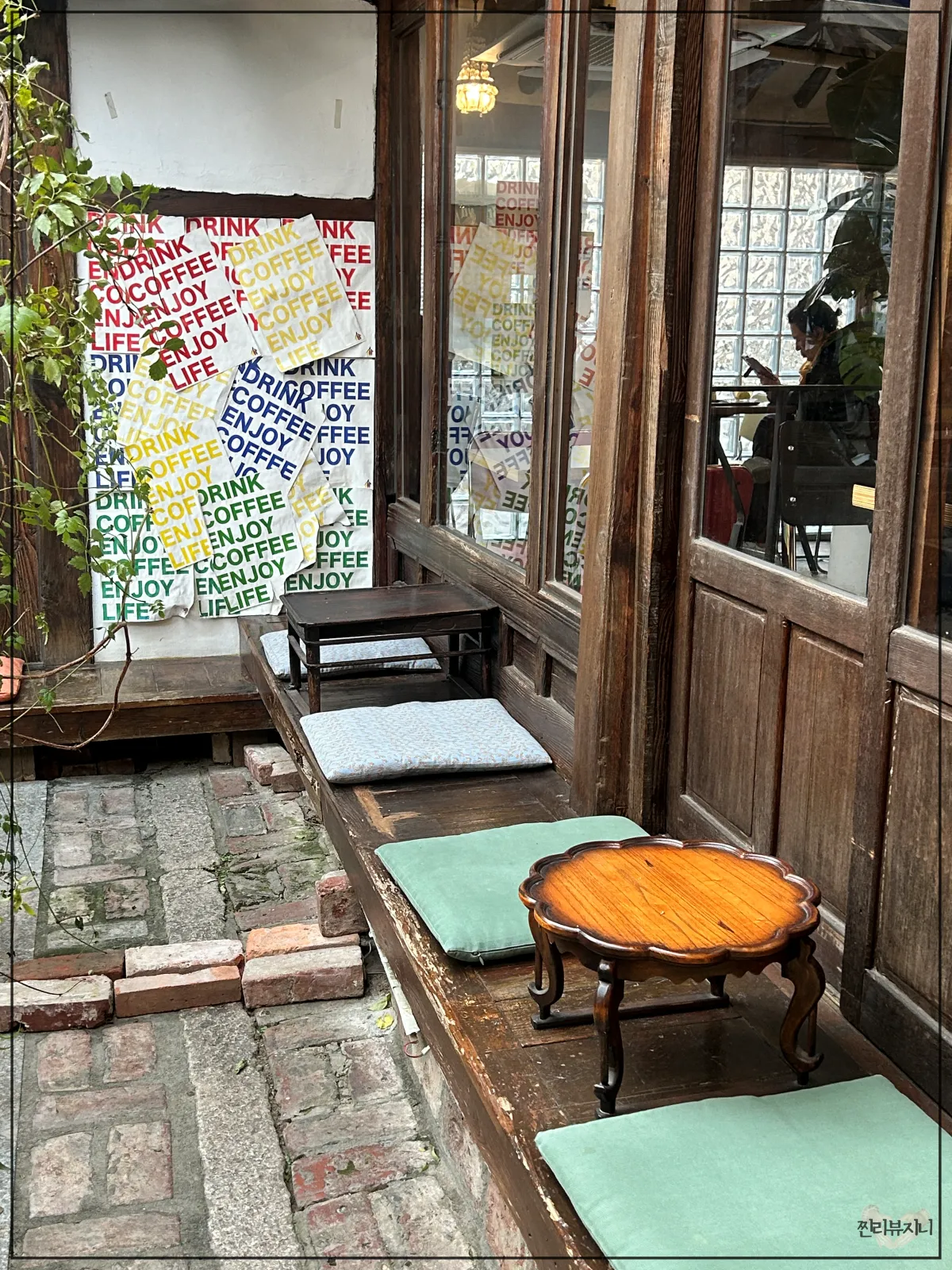 혜화-근처-한옥카페-삼원샏-창문-앞-마루에-앉을-수-있는-외부-좌식-자리