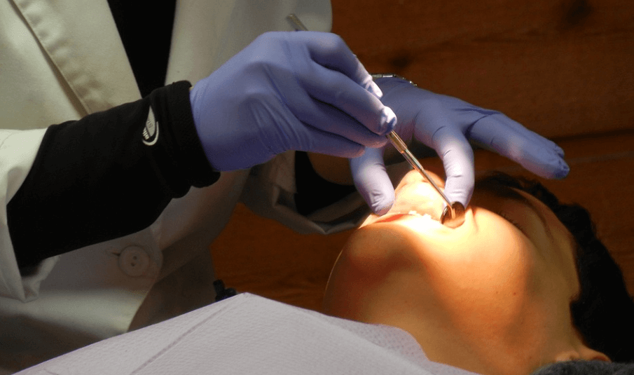 입냄새 없애는 방법으로 치과 치료를 받고 있다