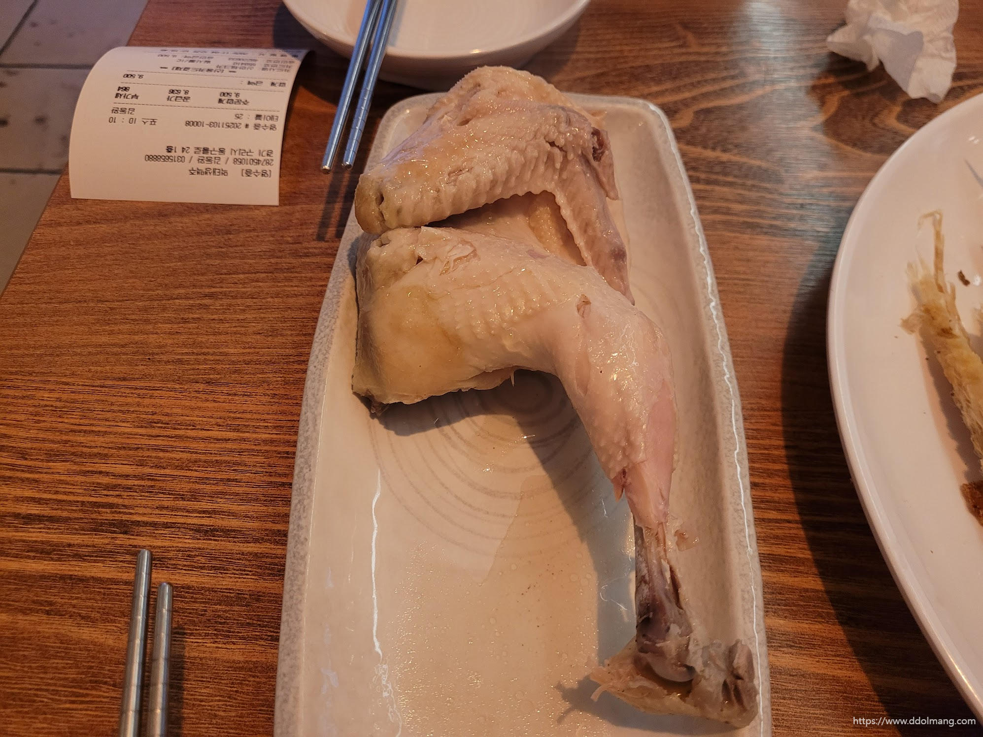 서비스로 받은 삶은 닭다리