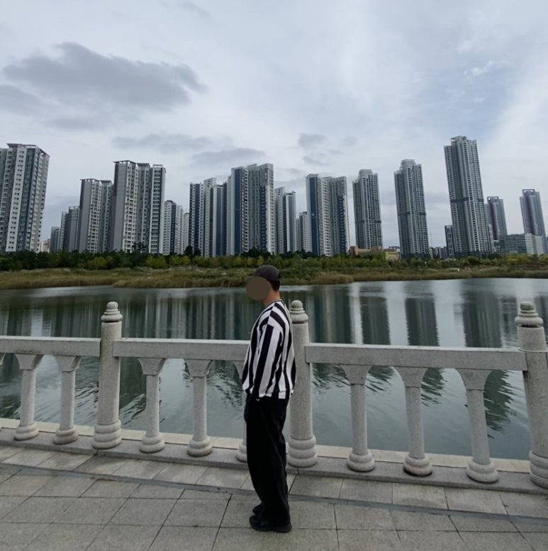 데일리룩('25. 10. 18.)칼하트 오데사 볼캡, 필루미네이트 스트라이프 티셔츠 지브라 유벤투스 델피에로 지단 유니폼, 무신사스탠다드 데님와이드 벌룬팬츠, 아식스 조그 100