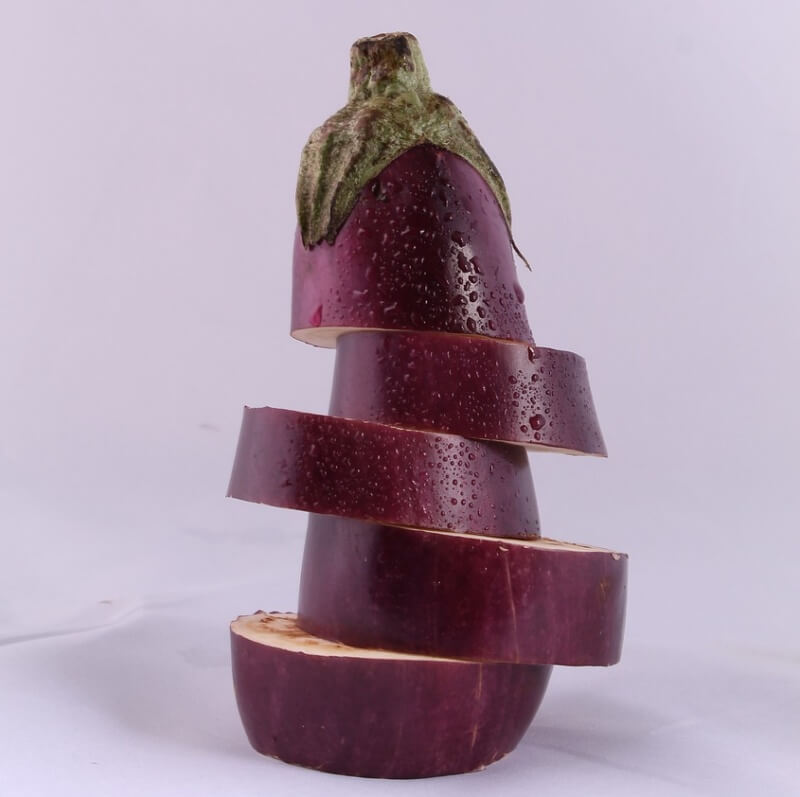 보라색 가지가 잘려져 있는 사진 먹는 가지 사진