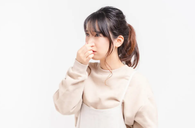 코를 막는 여성