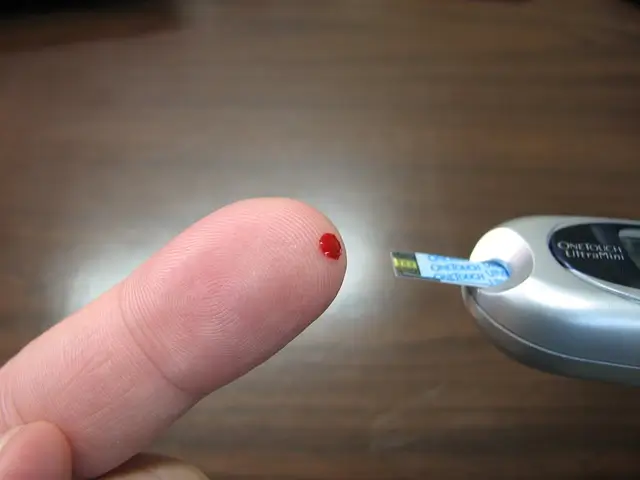 혈당체크하는 모습