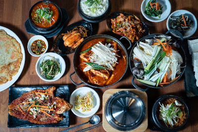 두부찌개와 여러 반찬들