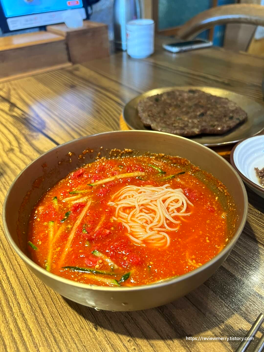 물회에 소면 넣은사진