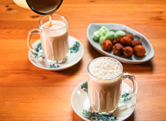 떼타릭 (Teh Tarik) – 말레이식 밀크티의 마법