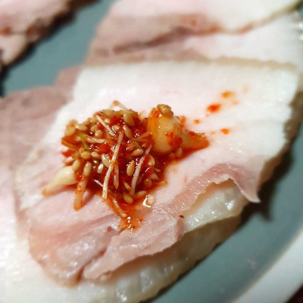 냉수육과 달래장의 조합