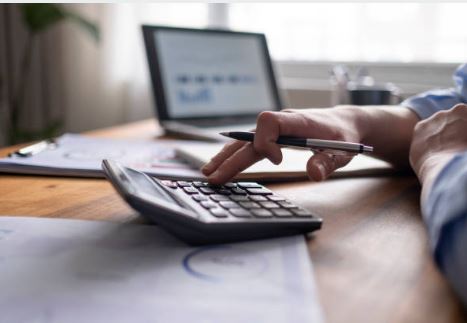 계산기 두드리는 사진