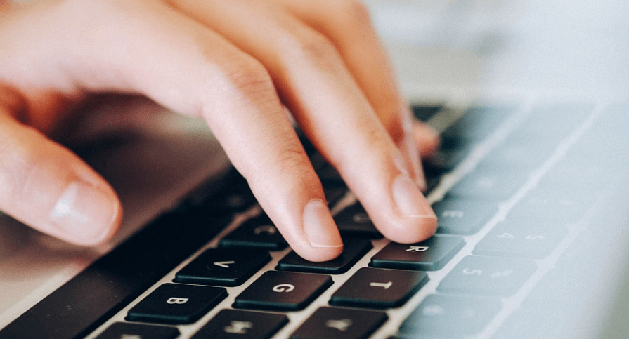 손가락 마디가 아픈 이유가 되는 무리한 손가락 사용