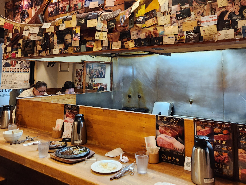 좌석이 그리 많지 않은 매장 내부