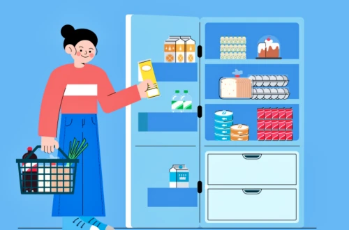 깔끔히 정리 된 냉장고 앞에서 여성이 서 있는 모습. 유통기한과 소비기한에 대한 확실한 개념이 있다면 안심하고 건강한 섭취를 할 수 있다.