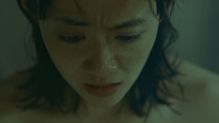 알 수 없는 표정을 짓고 있는 여성의 모습