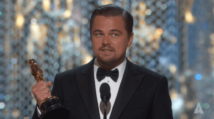 트로피를-들고-오스카-수상소감을-말하는-레오나르도-디카프리오