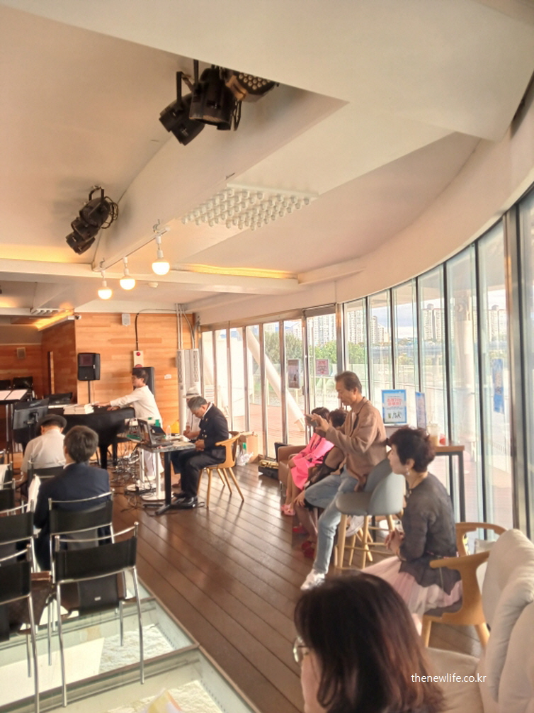 광진교 8번가 객석 전경 – 한강 전망을 배경으로 공연을 관람하는 사람들