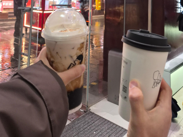 흑당 버블 밀크 오리지널과 흑당 버블 밀크티를 함께 들고 찍은 모습