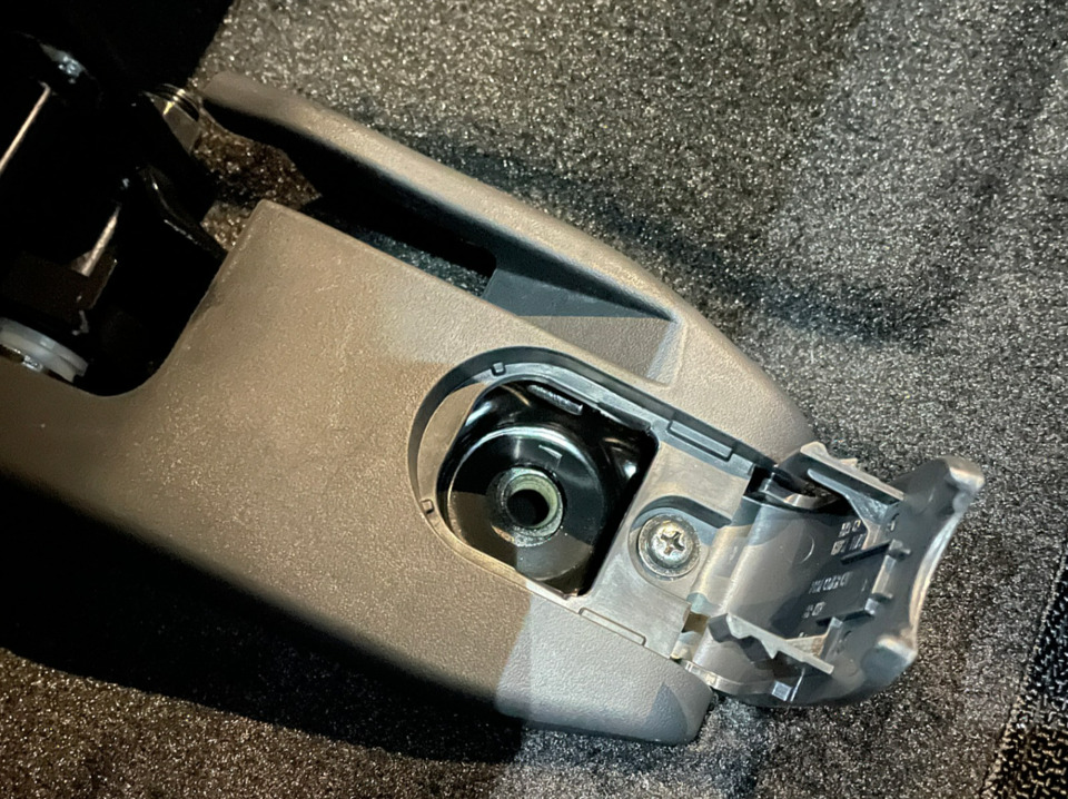 현대자동차 싼타페 3열 시트 고정 볼트 누락