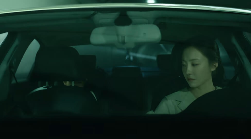 갑자기 과거로 사라져 버린 귀주. 아내가 쓸쓸히 빈좌석을 바라봄.