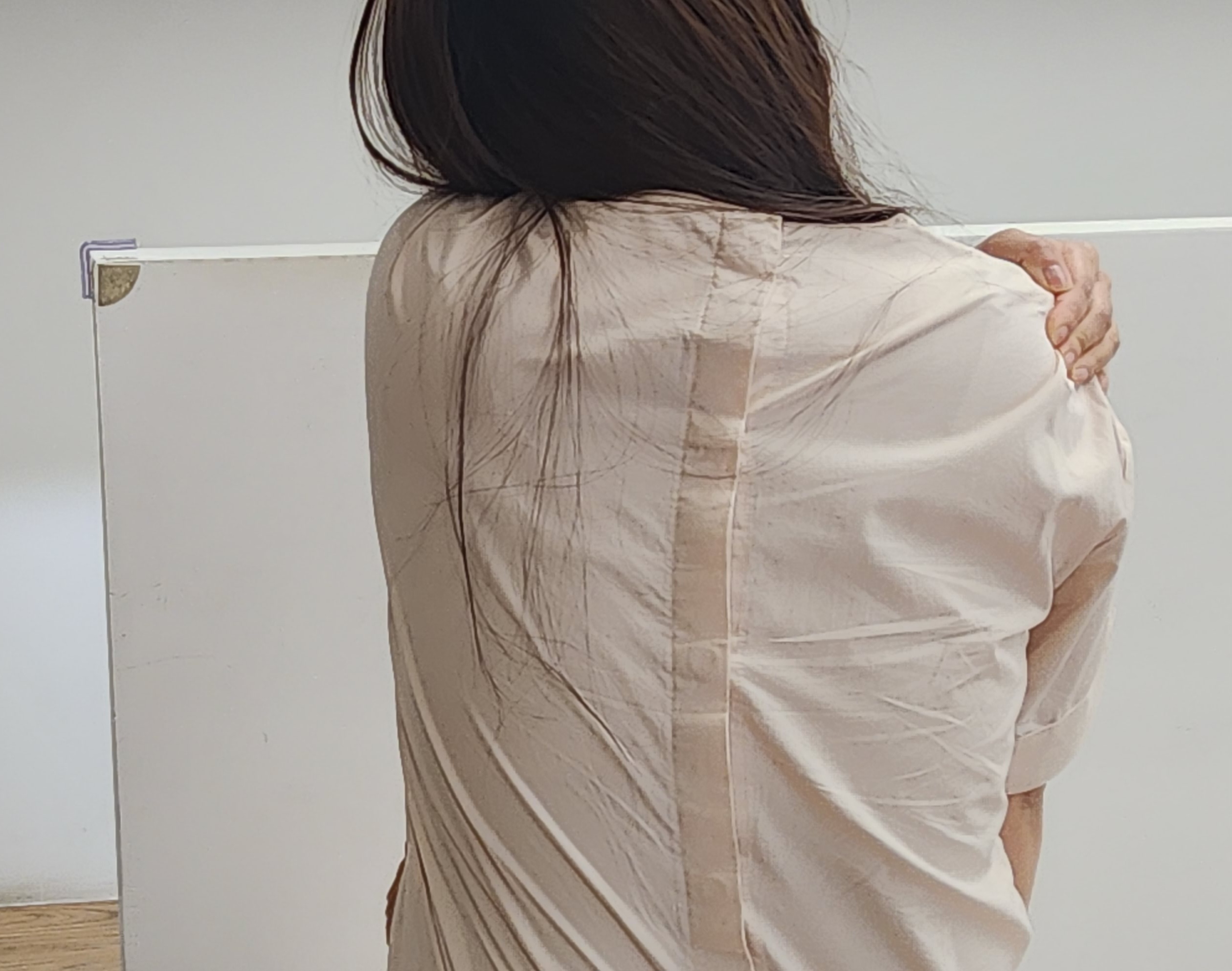 여성이-어깨를-잡고-있는-모습