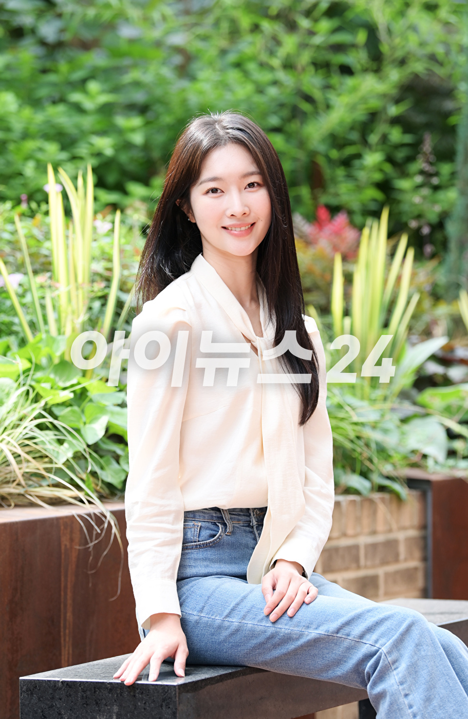 JTBC 수목드라마 '나쁜엄마'에서 '오하영' 역으로 활약한 배우 홍비라가 8일 서울 마포구 상수동에서 진행된 조이뉴스24와의 인터뷰에 앞서 포즈를 취하고 있다. [사진=정소희 기자]