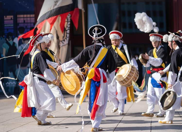 현대적으로 부활시킨 전통 명절 사례 소개