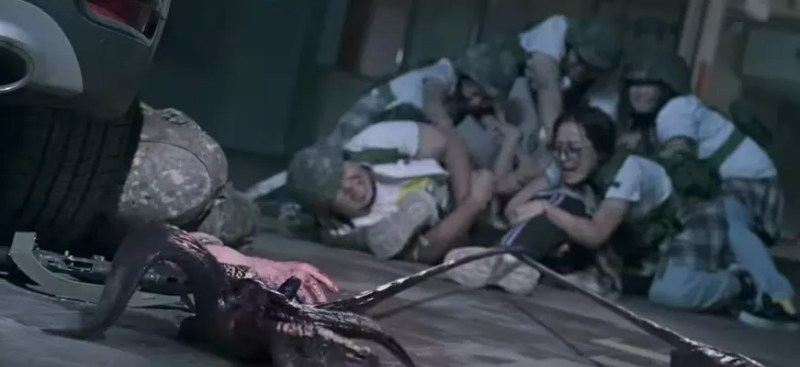 괴생명체와 씨름하는 학생들의 필사적인 모습