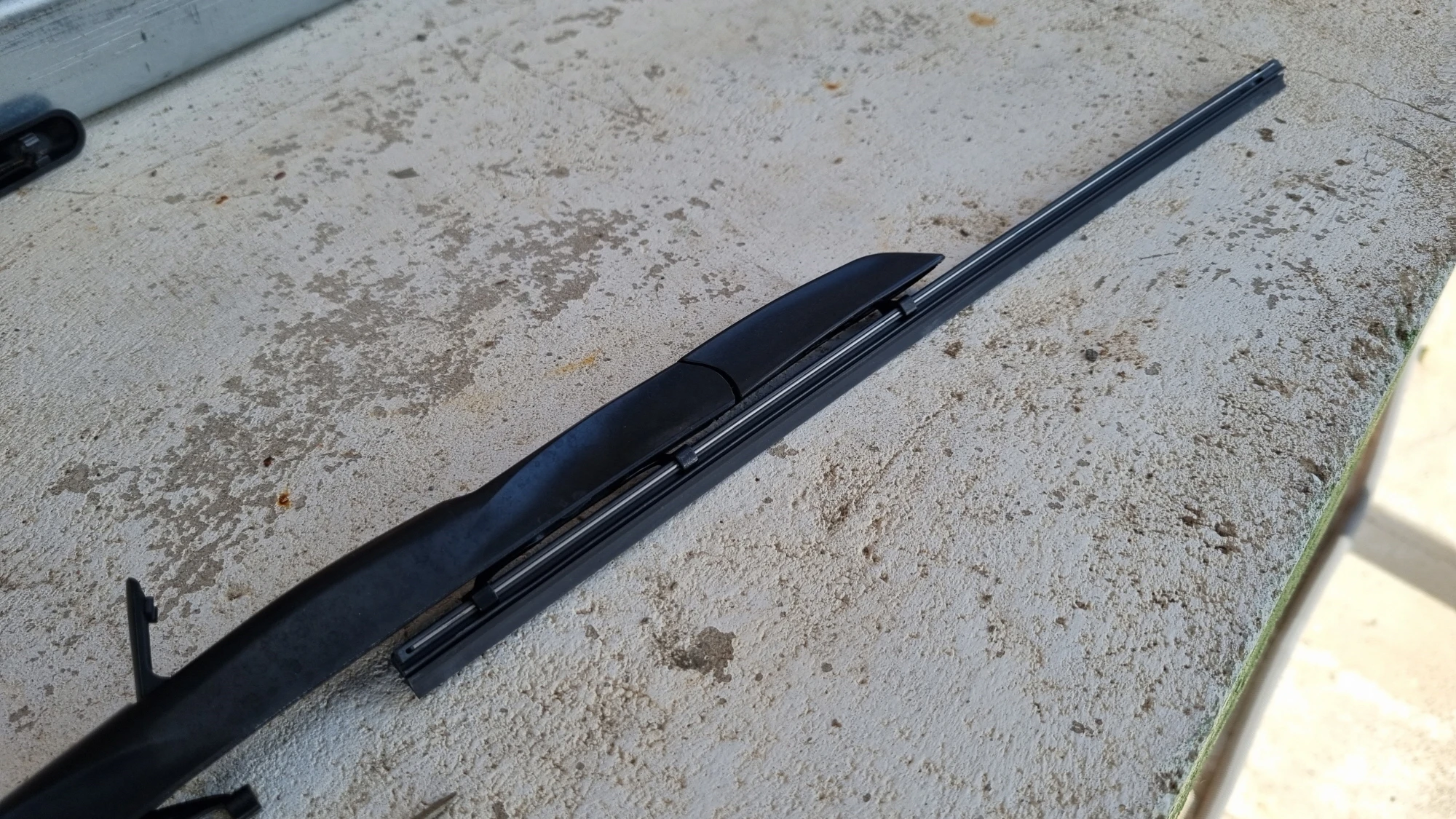 와이퍼 고무 빼는 모습