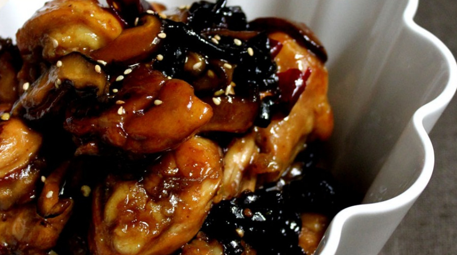 닭과 버섯을 넣고 중국식 양념을 섞어 쎈불에 볶아서 만든 홍소계육을 흰색 유리 그릇에 가득 담아두고 확대를 하여 찍은 사진