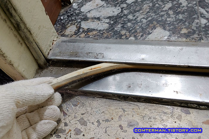 현관문 고무 패킹 탈거