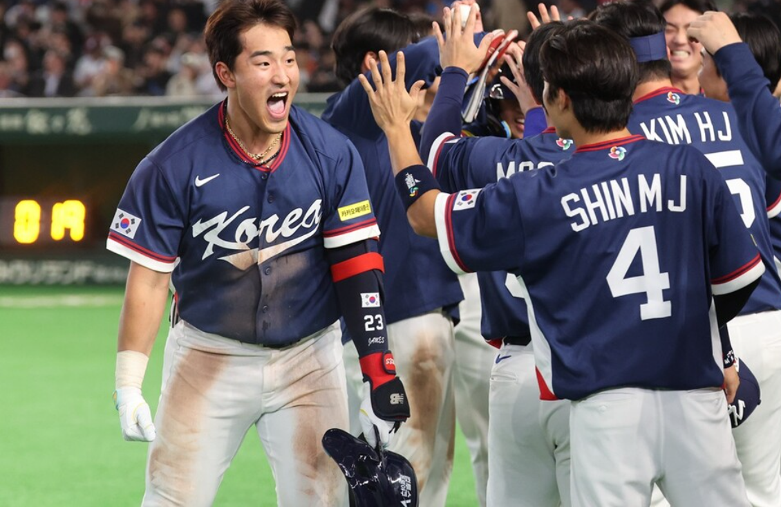 9회 점수내고 안현민 선수의 환호