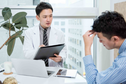 의사와 상담하는 남성