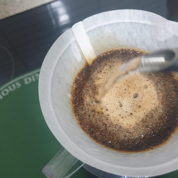 드립포트로 원을 그리며 푸어 중인 사진