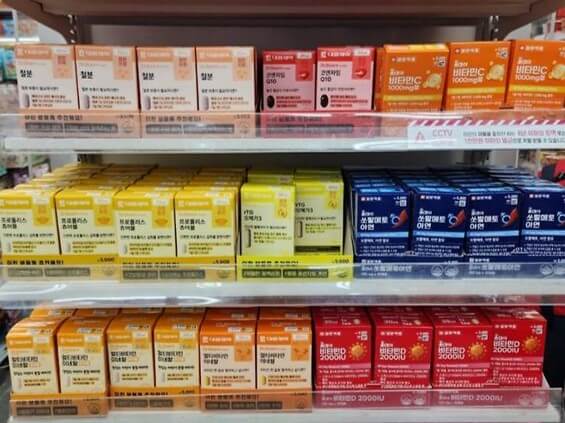 다이소-건강기능식품-종류-진열대에-놓여있는-다양한-건강기능식품