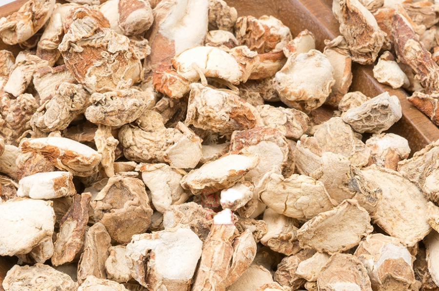 야생에서 채취를 한 삼내자를 깨끗하게 세척을 한 후에 건조시킨 것을 편으로 썰어서 바닥에 수북하게 놓아두고 찍은 사진