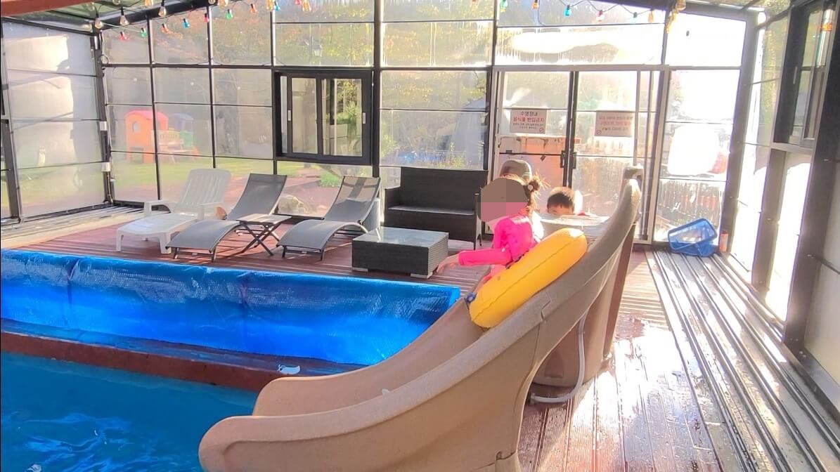 풀장-미끄럼틀타는-아이들