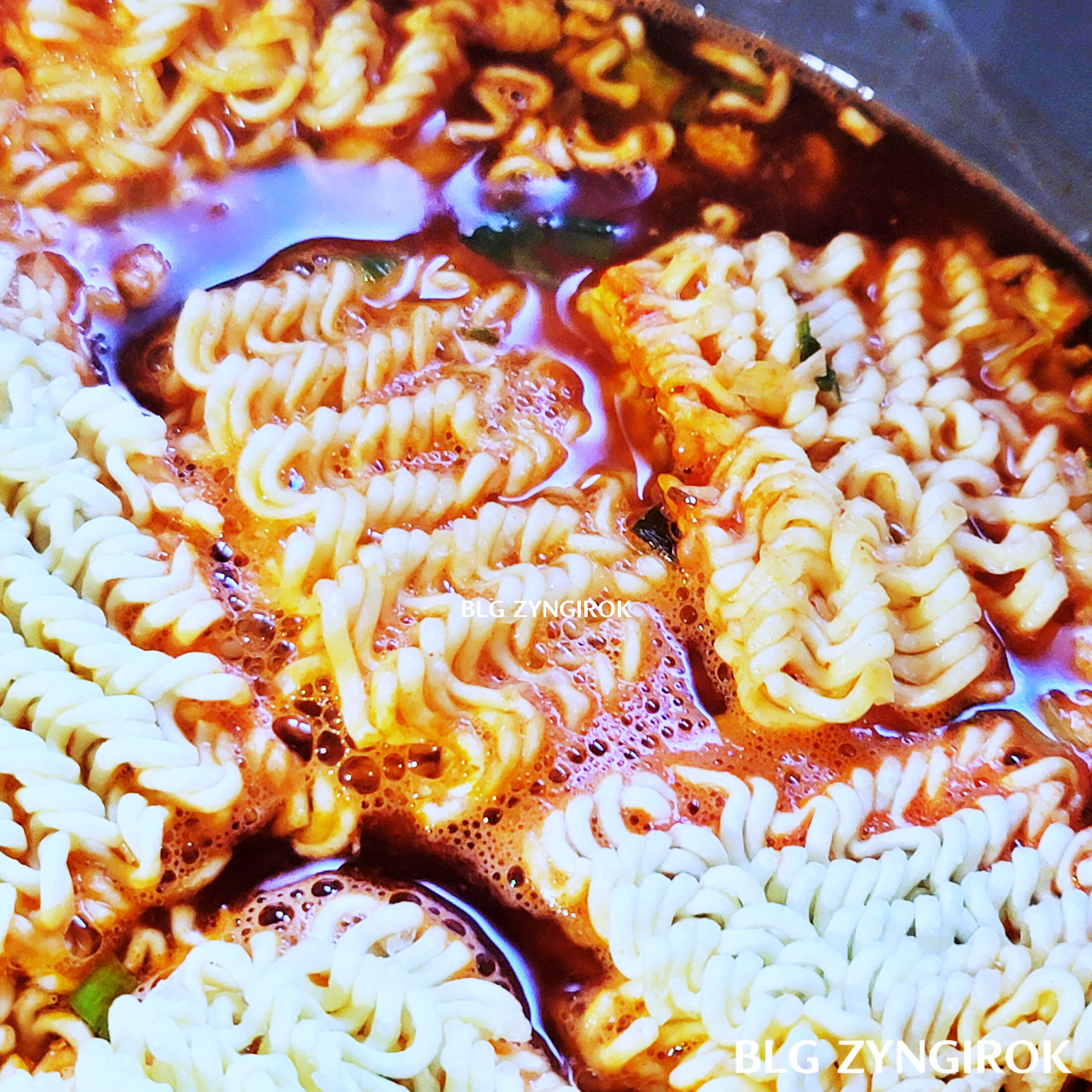 빨간 기름이 배어진 라면의 모습이다.