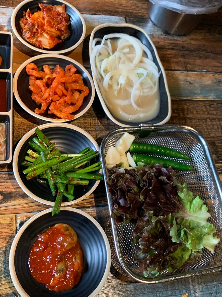 무말랭이, 김치, 부추김치, 양파절임, 상추, 고추, 마늘