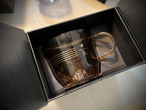 넓은 형태의 스타벅스 유리컵